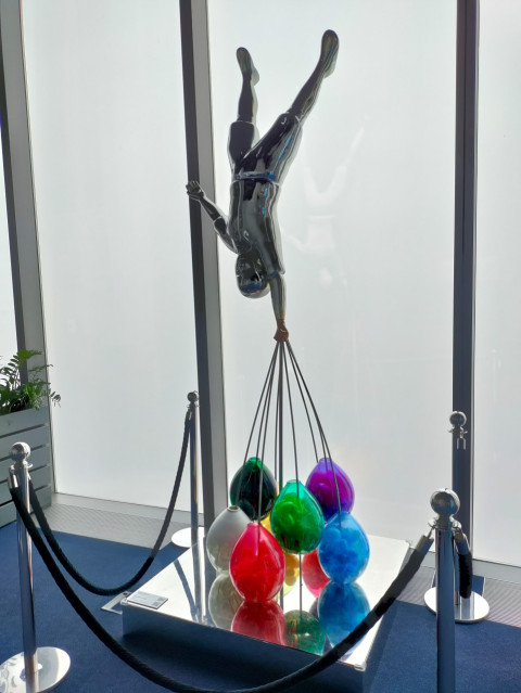 Хромированная скульптура Василия Клюкина «Why people can’t fly»