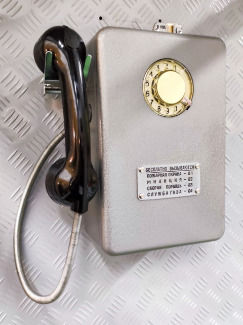 Настенный телефон-автомат СССР с дисковым номеронабирателем
