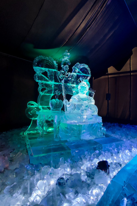 Композиция Екатерины II с имперскими символами изо льда
