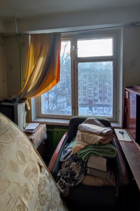 Жилая комната в старом доме с видом из окна