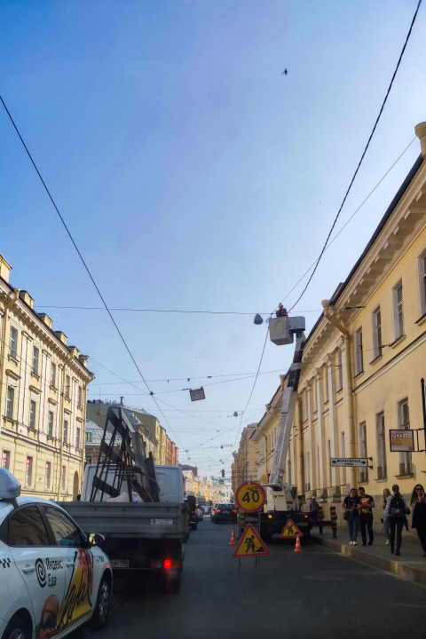 Уличные работы на Садовой улице в центре Санкт-Петербурга