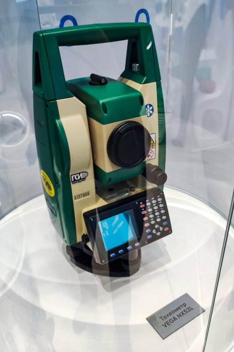 Тахеометр Vega NX52L в экспозиционной витрине Росреестра