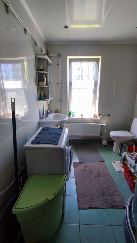 Санузел с раковиной, стиральной машиной и окном