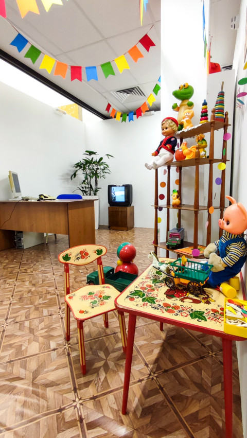 Детская зона с ретро-игрушками и рабочим столом на выставке