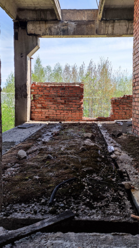 Полуразрушенное помещение в заброшенном здании