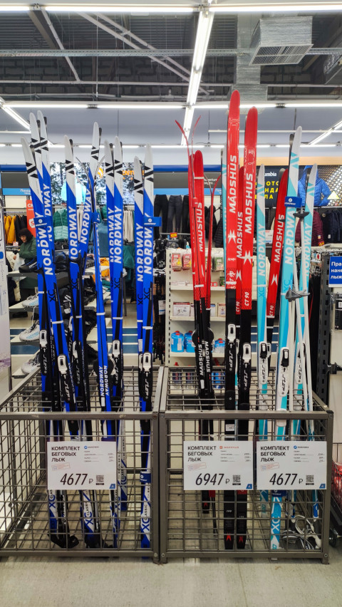 Выставленные беговые лыжи с ценниками в торговом зале