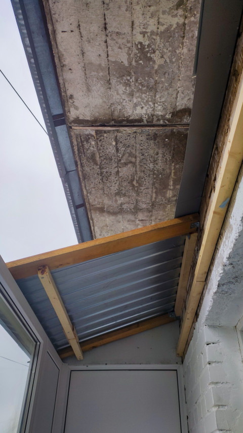 Бетонная плита перекрытия над частично закрытой лоджией