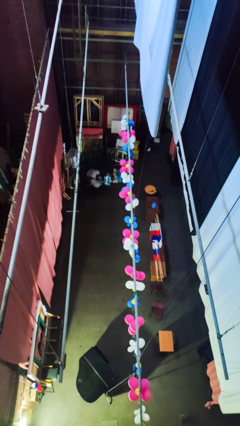 Вид сверху на сцену с роялем, гирляндой шаров, кулисами и реквизитом