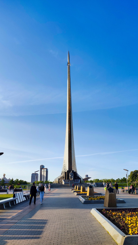 Монумент «Покорителям космоса» с прилегающей пешеходной зоной и цветочными клумбами