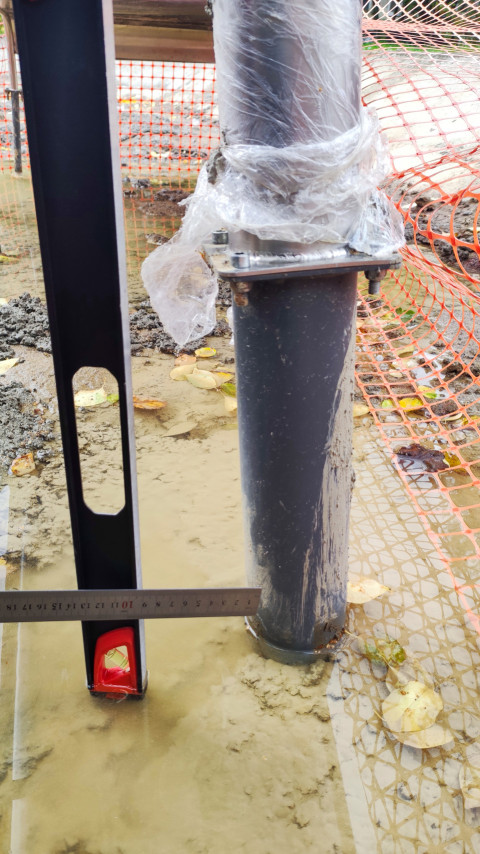 Измерение зазора между опорой и уровнем на детской горке